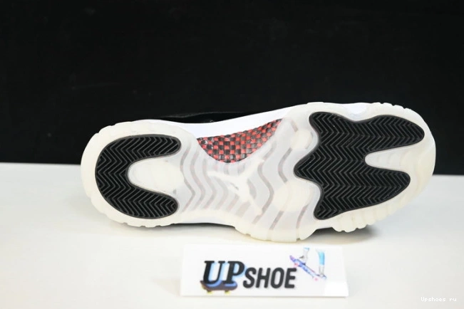 AIR 001 BLACK-WHITE AV2187 RETRO LOW 11 JORDAN 0329